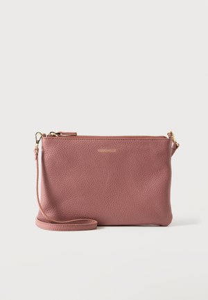 Lille tekstureret mauve-farvet læder-crossbody taske med guldlås og stropbeslag, præget mærkenavn centreret på forsiden.