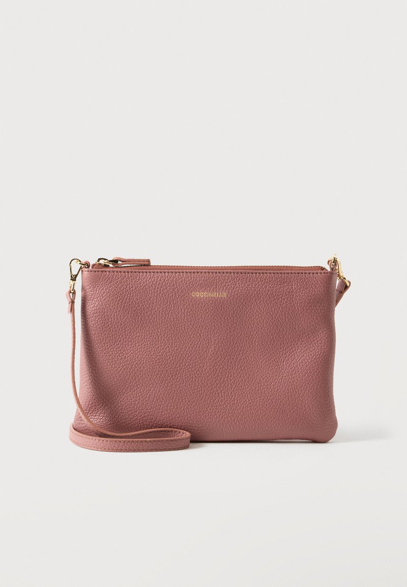 Μικρή τσάντα crossbody από δέρμα με υφή σε χρώμα μωβ, με χρυστό φερμουάρ και κούμπωμα λουριού, με σφραγισμένο το όνομα της μάρκας στο κέντρο της μπροστινής πλευράς.