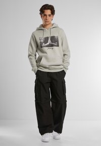 Mister Tee PRAY - Hoodie - lightasphalt