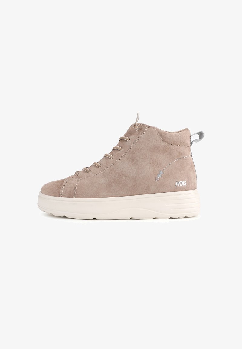 Beige hoge sneakers van suede met een gestructureerde afwerking, voorzien van een witte zool en lichtgrijze veters, en het "PITAS" logo op de hiel.