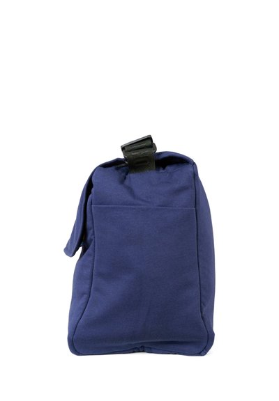 Borsa in tessuto blu marino con forma rettangolare, texture flessibile e chiusura superiore con una tracolla nera e una tasca frontale.