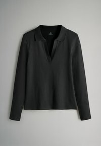 Tricou polo negru cu mânecă lungă, cu textură rib, având un decolteu adânc în formă de V și un design simplu al gulerului.