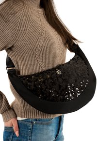 Bolso de hombro negro con lentejuelas y forma curva, con un ribete de tela negra lisa, detalles metálicos y superficie texturizada.