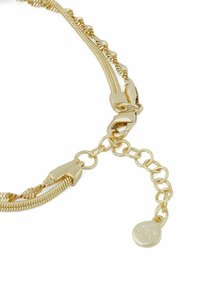 Guldtonad armband med sammanflätade kedjor, texturerade länkar och en kräftgångare med en justerbar kedja och logocharm.