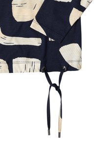 Laivastonsininen kangas, jossa beige abstrakti kuviointi, ja vaatekappaleen helmassa metallisia neppareita sisältävä solmittava nyörireuna.