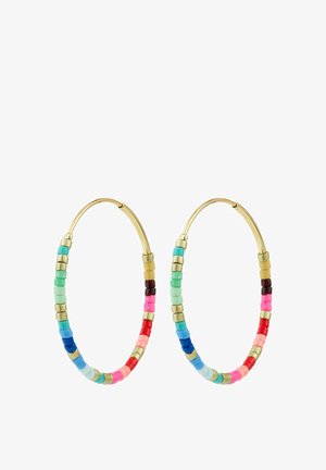 Kultakierteiset rengaskorvakorut, joissa on monivärisiä helmiä vaaleanpunaisen, sinisen, vihreän ja punaisen sävyissä, ja helmien välissä metallinhohtoiset yksityiskohdat.