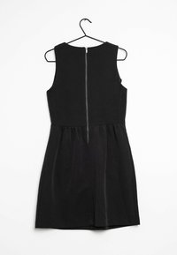 Vestido negro sin mangas con un corsé ajustado y falda acampanada. Presenta una cremallera trasera visible y tiene una textura suave y mate.