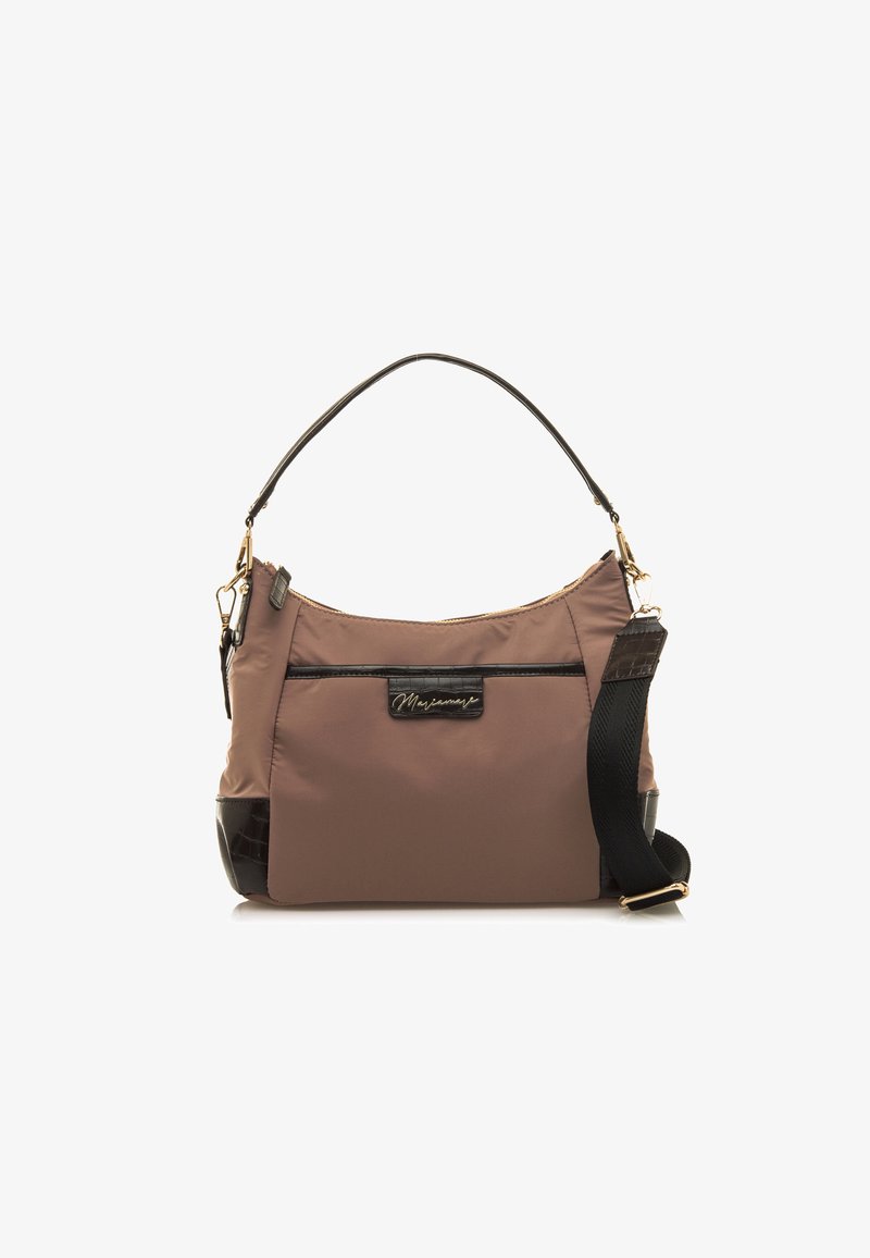Sac à épaule en nylon marron avec des accents en simili cuir noir, fermeture zippée et bandoulière amovible. Équipe d'un logo et d'un panneau texturé.