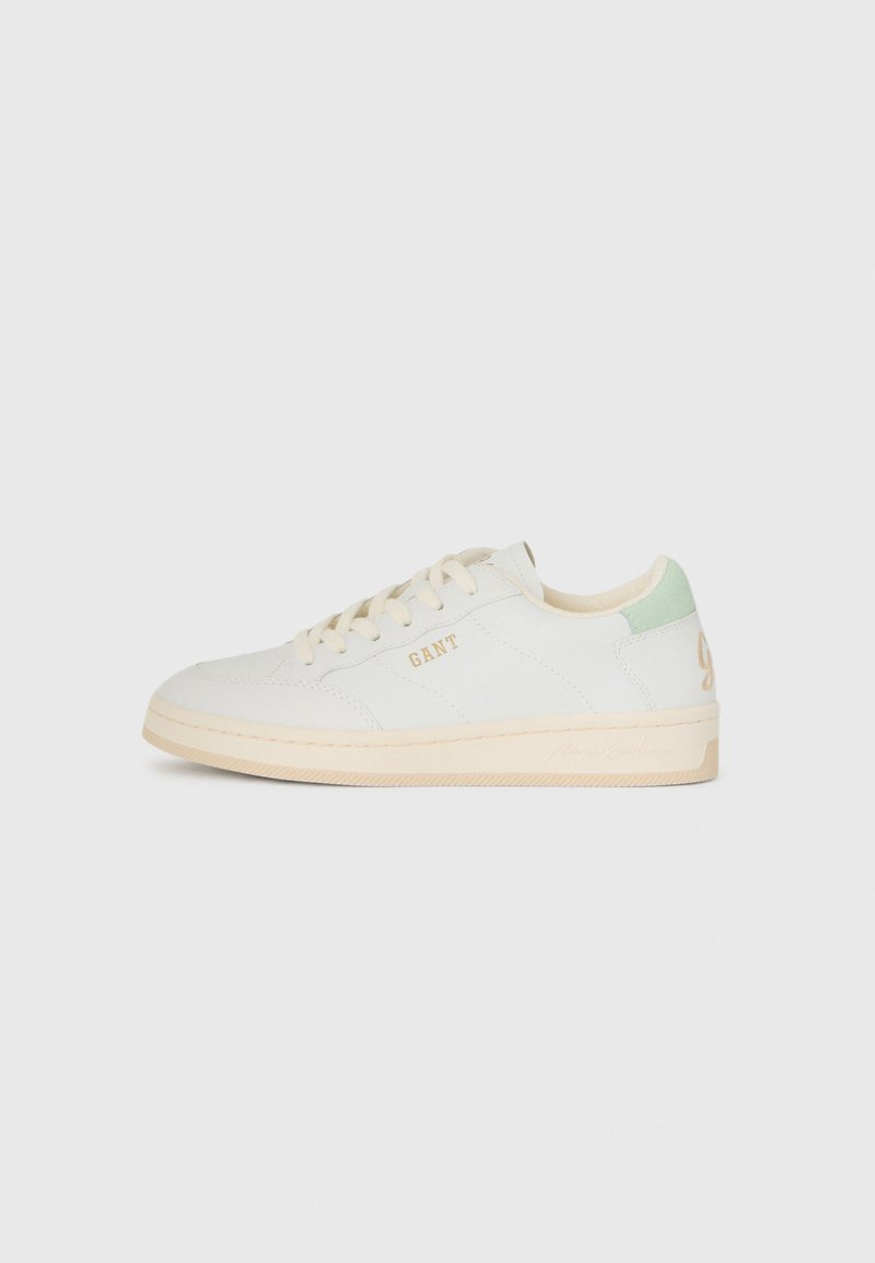 Weiße Ledersneaker mit beigen Akzenten, grünem Fersenband und goldenem Logo an der Seite. Verfügt über eine strukturierte Oberfläche und eine traditionelle Schnürung.