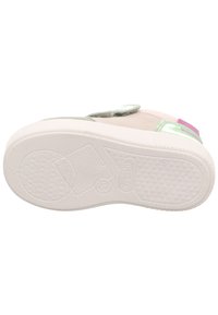 Sneaker mit einer weißen Gummisohle, pastellfarbener Stoff-Oberfläche mit grünen, rosa und lila Akzenten sowie doppelten Klettverschlüssen zum Verschließen.