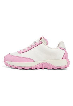 Des baskets de sport roses et blanches présentent une tige texturée, un col rembourré et une semelle en caoutchouc robuste avec des motifs prononcés. Lacets et logo visibles.