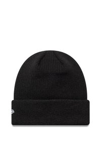 Musta neulottu pipo, jossa on ribbaustekstuuri, taitettu liukupinta ja pieni valkoinen logo edessä. Yksinkertainen, ilman koristeita oleva muotoilu.