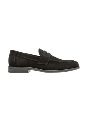 Mocassin homme en daim noir avec petit talon, bout rond et détail de bride sur le dessus, présenté de profil sur fond blanc.