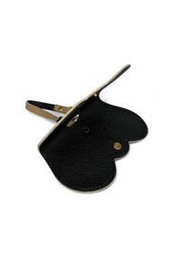 Portefeuille en cuir noir avec des bords ondulés, doté d'une sangle beige et de quincaillerie dorée, surface texturée et deux compartiments ronds à l'intérieur.