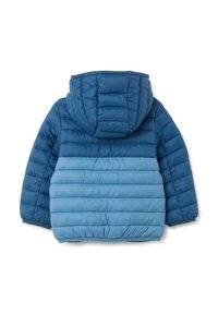 Giacca a vento blu con cappuccio. Caratterizzata da un design bicolore, con la parte superiore blu scuro e la parte inferiore blu chiaro. Texture trapuntata in tutto il capo.
