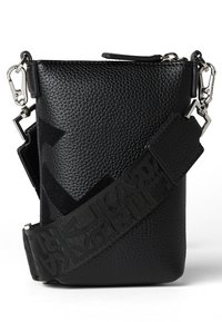 Černá kožená kabelka přes rameno s texturovaným povrchem, hranatým designem, stříbrnými kovovými doplňky a vzorovaným popruhem s názvem značky.