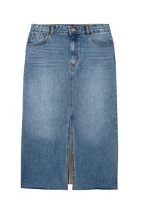 Jupe en denim bleu clair, longueur genoux avec une fente à l'avant, cinq poches et une fermeture à boutons. Présente une texture classique de tissu en jean.