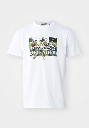 Witte katoenen t-shirt met een kleurrijke grafische print van figuren in een park met de tekst "WEEKEND OFFENDER" in vetgedrukte zwarte letters.