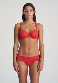 Czerwony zestaw biustonosza i majtek z teksturowanym wzorem w kratę. Biustonosz ma kwieciste paski akcentujące i kokardkę na środku. Gładka talia w majtkach.
