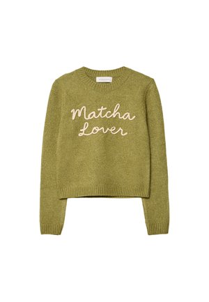 Maglione verde lavorato a maglia con scollatura rotonda e polsini a coste. Presenta la scritta "Matcha Lover" ricamata in color crema sulla parte anteriore.