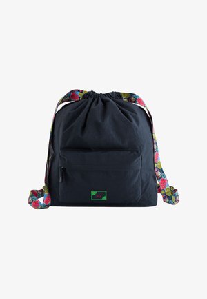 Czarny worek na sznurku z dużą kieszenią z przodu, z wielokolorowym wzorzystym paskiem i małym zielonym akcentem w formie logo.