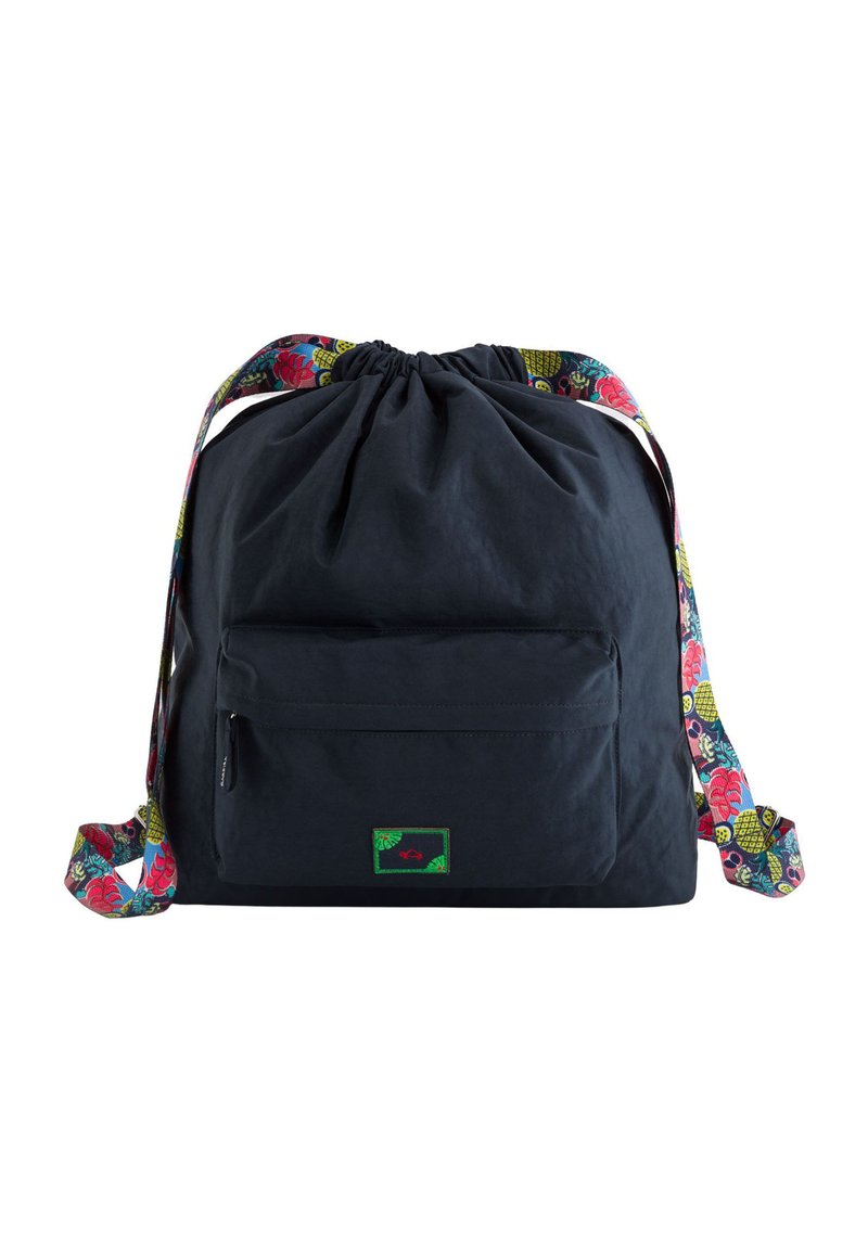 Sac din material textil negru, cu un sistem de închidere tip șnur, având un buzunar frontal mare, un brâu multicolor cu model și un mic logo verde accent.