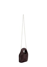 Mørkebrun lædertaske med en rund top, enkelt oval håndtag og en kædestrop. Glat tekstur med et minimalistisk design.
