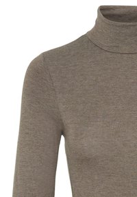 Pitkähihaine turtleneck-paita vaaleanruskeasta kankaasta, jossa on tiukka muotoilu ja pehmeä rakenne. Saumayksityiskohdat ovat näkyvissä olkapäillä.