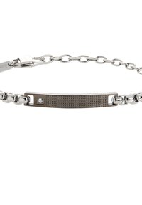 Pulsera de metal con diseño de cadena entrelazada, que presenta un centro rectangular texturizado con un pequeño acento de piedra clara. Acabado en color plata.