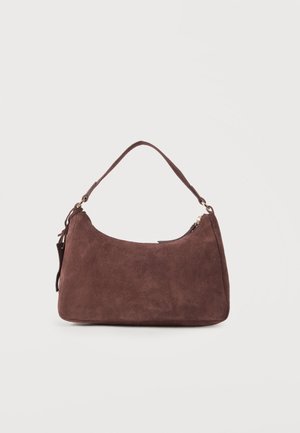 Sac bandoulière en daim marron avec une anse unique et une fermeture éclair, présenté sur un fond clair uni.