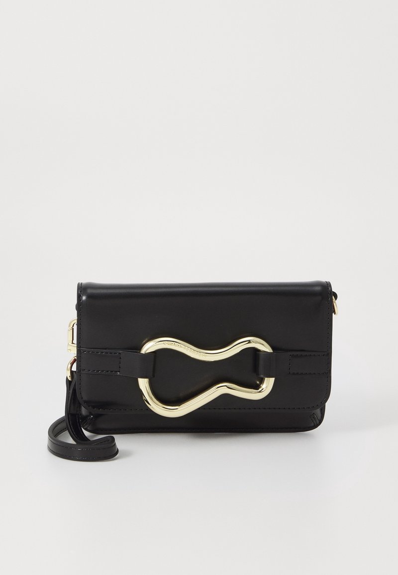 Musta nahkainen clutch-laukku sileällä tekstuurilla, jossa on kultainen metallikoriste, joka on muotoiltu lenkiksi, sekä irrotettava olkahihna monipuolisuutta varten.