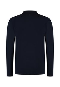 Marineblauwe polo met lange mouwen en kraag, gemaakt van gladde stof. Heeft ingezette mouwen en een strakke, minimalistische uitstraling zonder versieringen.