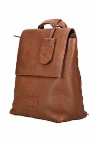 Zaino in pelle marrone con texture, maniglia superiore, chiusura a patta e logo Burkely in rilievo con un puma sulla targhetta frontale.