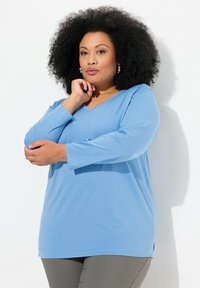 Ulla Popken BASIC-V LANGARM  - Langarmshirt - light cornflower