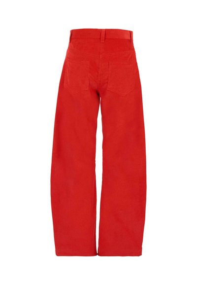 Pantaloni a gamba larga in corduroy rosso brillante con vita alta e due tasche posteriori, mostrati di schiena su uno sfondo bianco.