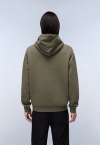 Sudadera verde oliva con un corte ajustado, que presenta una capucha con cordón, puños y dobladillo acanalados, fabricada con un tejido liso de textura sencilla.