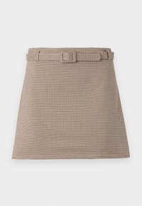 Pantaloni a shorts con motivo houndstooth marrone e beige, con vita cintata e linee pulite, struttura su misura e texture del tessuto liscia.