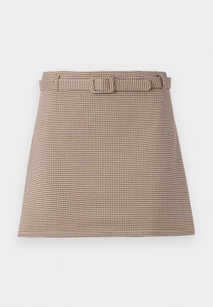 Brune og beige houndstooth-mønstrede shorts med belted liv og rene linjer, skræddersyet struktur og glat stoftekstil.