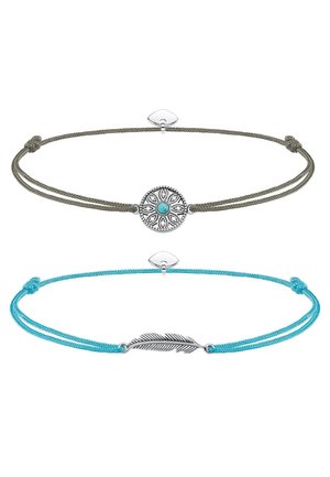 Deux bracelets cordons réglables, un gris avec un médaillon soleil en argent et un centre turquoise, un turquoise avec un charme plume en argent.