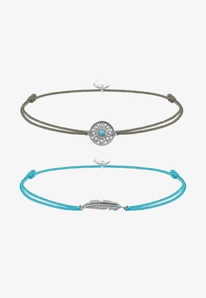 Deux bracelets cordons réglables, un gris avec un médaillon soleil en argent et un centre turquoise, un turquoise avec un charme plume en argent.