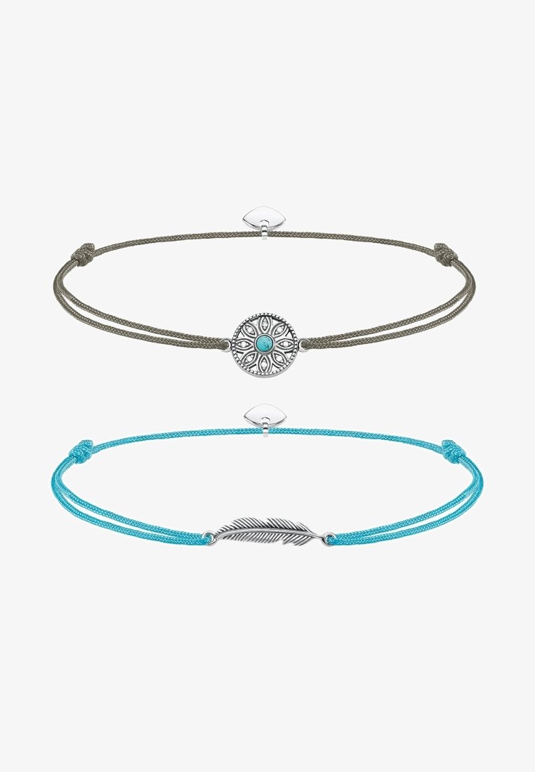 Deux bracelets cordons réglables, un gris avec un médaillon soleil en argent et un centre turquoise, un turquoise avec un charme plume en argent.