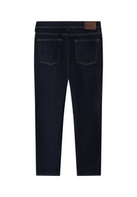 Dunkelblaue Jeans aus Denim, von hinten gesehen, mit zwei Taschen und einem braunen Lederetikett der Marke am Bund.