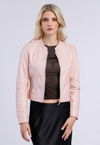 Lichtroze leren jack met een geribbeld kraag en ritsluiting, met lange mouwen en een cropped ontwerp. Gladde textuur.