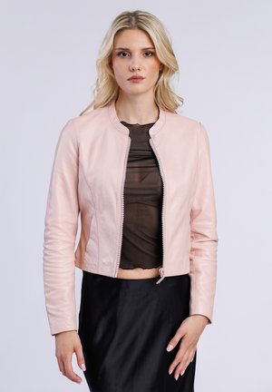 Veste en cuir rose clair avec un col côtelé et une fermeture à glissière, dotée de manches longues et d'un design court. Texture lisse.