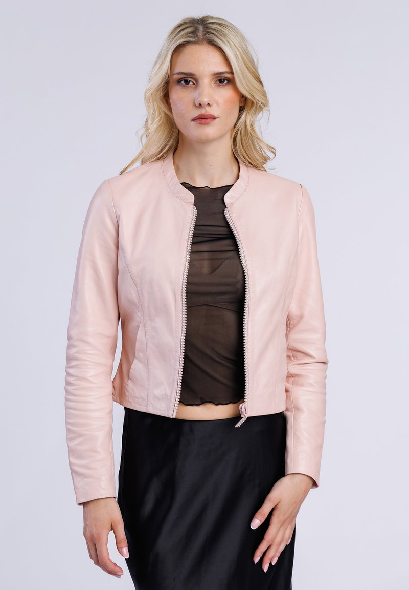 Lichtroze leren jack met een geribbeld kraag en ritsluiting, met lange mouwen en een cropped ontwerp. Gladde textuur.