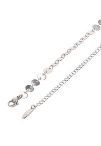 Sølvfarvet kædearmbånd med skiftevis runde og ovale led, en hummerlås og en lille mærkat med brandingsdetalje.