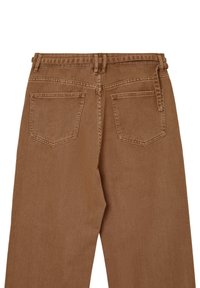 Pantaloni in denim marrone con design a gamba dritta, dotati di vita, passanti per cintura e due tasche posteriori. La texture appare liscia.
