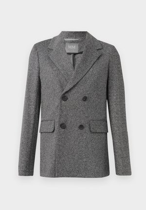 Šedý dvouřadový blazer s texturovanou látkou, klopami, dvěma předními kapsami a černými knoflíky. Viditelná značka uvnitř límce.