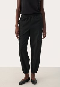 Zwarte cargo pants met elastische tailleband en omslag aan de enkels, met zijzakken, gemaakt van een gladde stof met een relaxte pasvorm.