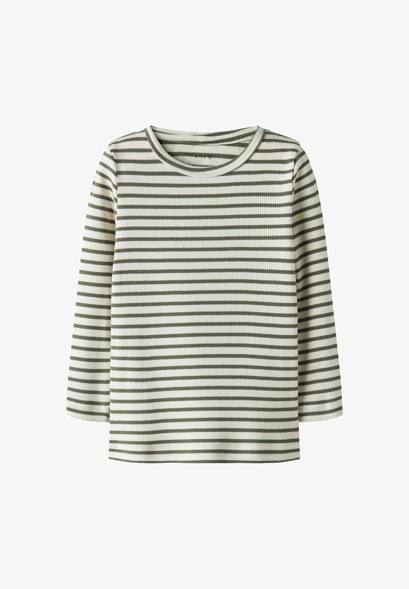 Ribaga pikiga varrukaga särk kreemi ja oliivroheline, millel on sooniline tekstuur ja ümmargune kaelus. Lihtne disain, nähtavaid logosid või mustreid ei ole.